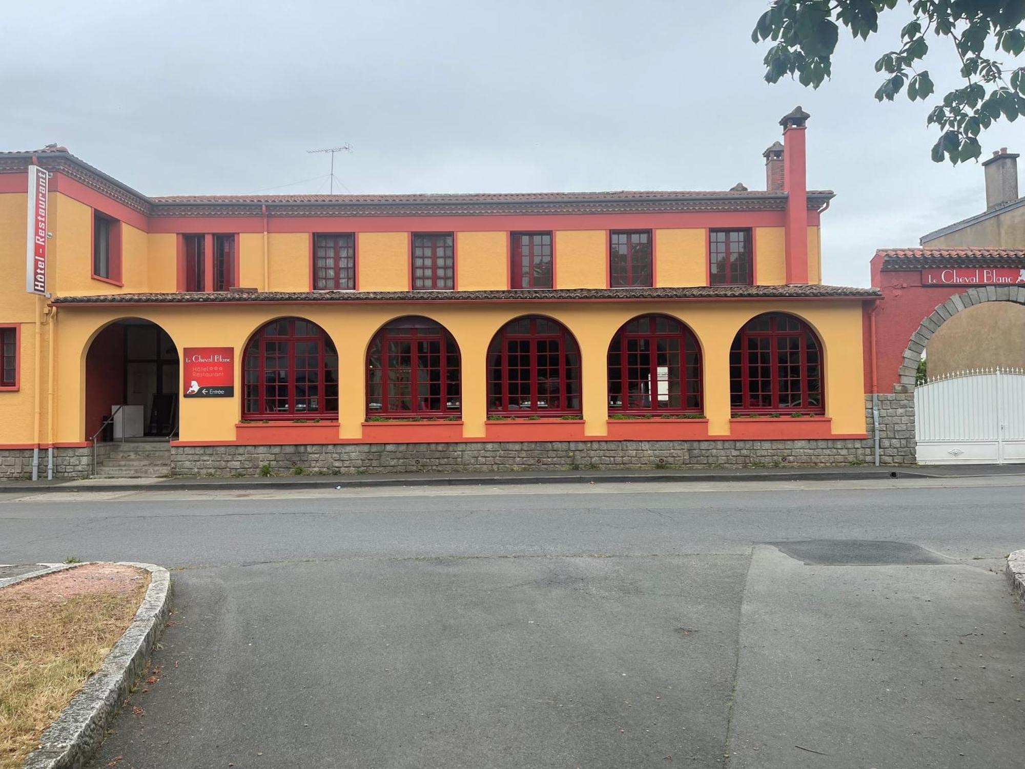 Hotel Du Cheval Blanc Cerizay Exterior foto